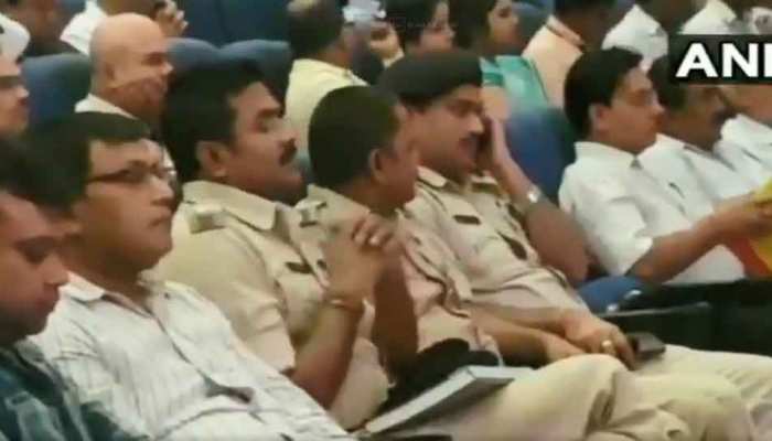 VIDEO: दुर्गा पूजा के मद्देनजर चल रही थी अहम बैठक, कई अधिकारी ले रहे थे खर्राटे VIDEO: दुर्गा पूजा के मद्देनजर चल रही थी अहम बैठक, कई अधिकारी ले रहे थे खर्राटे