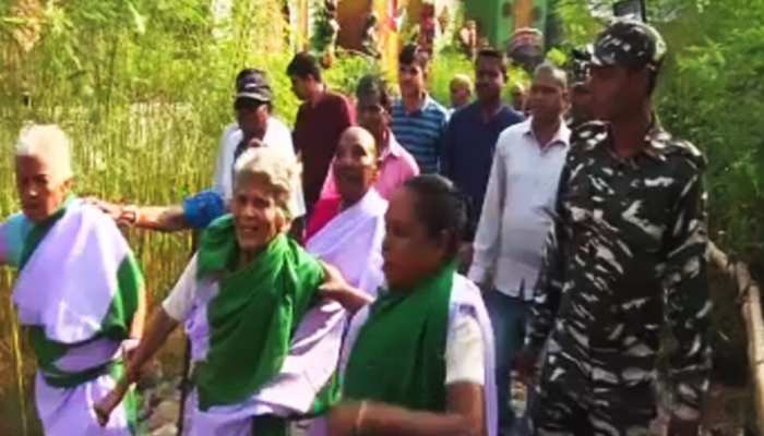 नवरात्र : जमशेदपुर में CRPF जवानों ने कुष्ठ रोगियों को करवाई परिक्रमा पूजा नवरात्र : जमशेदपुर में CRPF जवानों ने कुष्ठ रोगियों को करवाई परिक्रमा पूजा