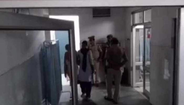 बागपत: युवती के साथ जिला अस्पताल में 'गंदी बात', दो कर्मचारियों पर लगा आरोप बागपत: युवती के साथ जिला अस्पताल में 'गंदी बात', दो कर्मचारियों पर लगा आरोप
