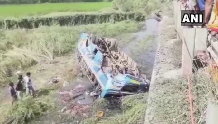 पश्चिम बंगाल : हुगली में बस नहर में गिरने से 6 लोगों की मौत, 20 घायल पश्चिम बंगाल : हुगली में बस नहर में गिरने से 6 लोगों की मौत, 20 घायल