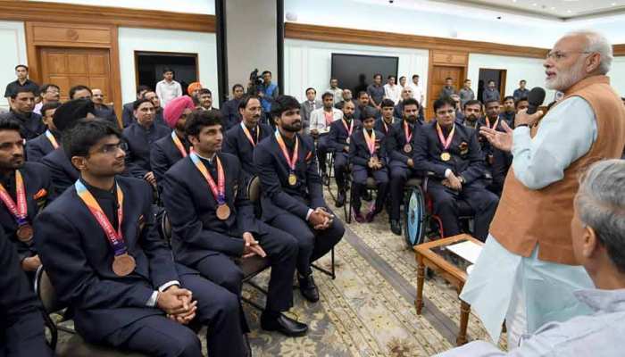 एशियन पैरा गेम्स में भारत का परचम लहराने वाले खिलाड़ियों से मिले पीएम मोदी एशियन पैरा गेम्स में भारत का परचम लहराने वाले खिलाड़ियों से मिले पीएम मोदी