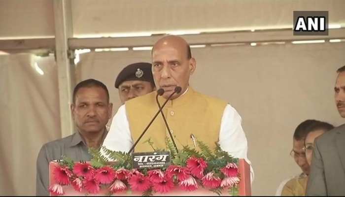 नायडू कांग्रेस को वेंटिलेटर पर रख जिंदा रखने की कोशिश कर रहे हैं: राजनाथ सिंह नायडू कांग्रेस को वेंटिलेटर पर रख जिंदा रखने की कोशिश कर रहे हैं: राजनाथ सिंह