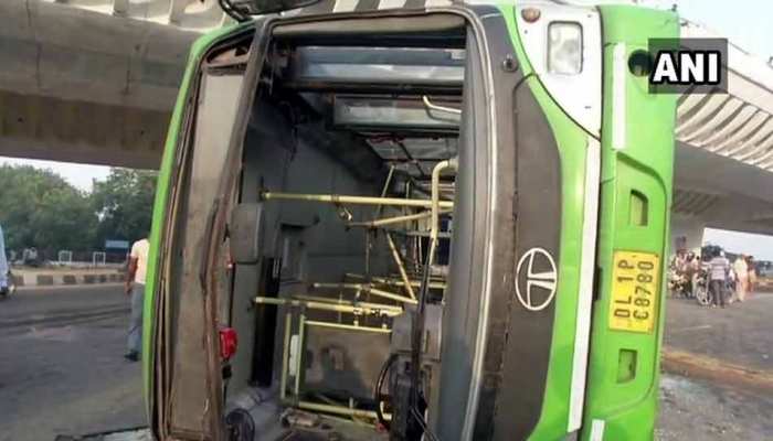 दिल्ली में पलटी DTC की बस, कई यात्रियों को आई गंभीर चोटें दिल्ली में पलटी DTC की बस, कई यात्रियों को आई गंभीर चोटें