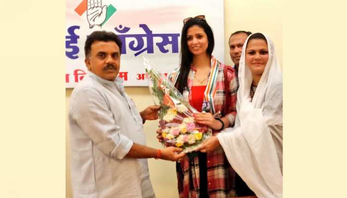 क्रिकेटर मोहम्मद शमी की पत्नी हसीन जहां हुईं कांग्रेस में शामिल क्रिकेटर मोहम्मद शमी की पत्नी हसीन जहां हुईं कांग्रेस में शामिल