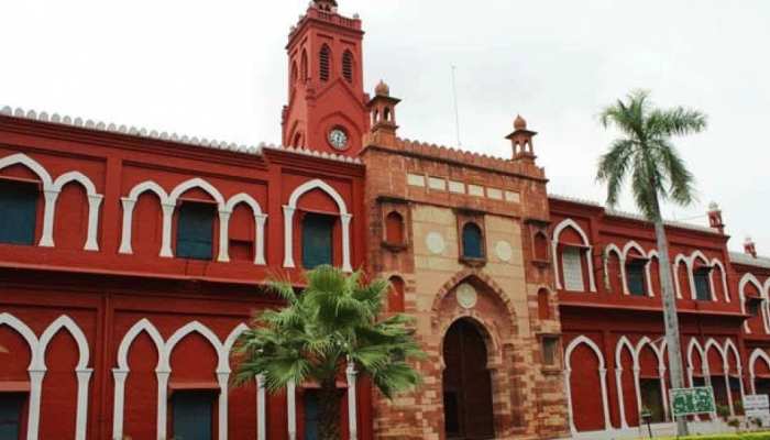 2 छात्रों के निलंबन वापसी के बाद अब AMU नहीं छोड़ेंगे कश्मीरी छात्र 2 छात्रों के निलंबन वापसी के बाद अब AMU नहीं छोड़ेंगे कश्मीरी छात्र