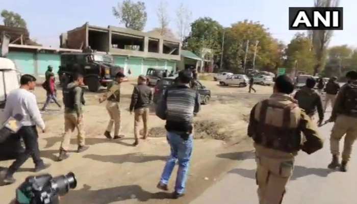 J&K : मुठभेड़ की लाइव रिपोर्टिंग कर रहे पत्रकारों से कथितरूप से मारपीट J&K : मुठभेड़ की लाइव रिपोर्टिंग कर रहे पत्रकारों से कथितरूप से मारपीट