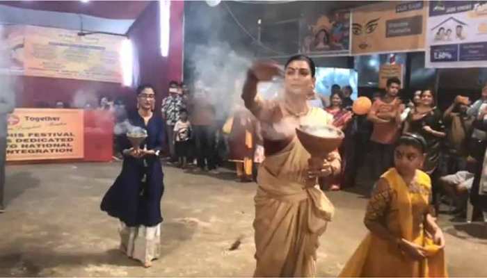 VIDEO: सुष्मिता सेन ने बेटियों के संग किया दुर्गा पंडाल में 'धुनुची नाच', आप भी देखिए VIDEO: सुष्मिता सेन ने बेटियों के संग किया दुर्गा पंडाल में 'धुनुची नाच', आप भी देखिए