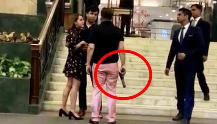 हाेटल के बाहर गन लहराने वाले पूर्व सांसद के बेटे के खिलाफ गैर जमानती वारंट हाेटल के बाहर गन लहराने वाले पूर्व सांसद के बेटे के खिलाफ गैर जमानती वारंट