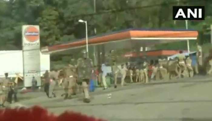 VIDEO: सबरीमाला मंदिर में प्रदर्शनकारियों और पुलिस के बीच हिंसक झड़प VIDEO: सबरीमाला मंदिर में प्रदर्शनकारियों और पुलिस के बीच हिंसक झड़प