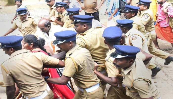 सबरीमाला के कपाट खुले, कोई भी महिला नहीं कर सकी भगवान अय्यप्पा के दर्शन सबरीमाला के कपाट खुले, कोई भी महिला नहीं कर सकी भगवान अय्यप्पा के दर्शन