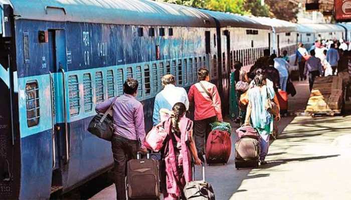 टिकट कंफर्म नहीं होने पर भी करें ट्रेन में सफर, Railway की खास सुविधा का उठाएं फायदा टिकट कंफर्म नहीं होने पर भी करें ट्रेन में सफर, Railway की खास सुविधा का उठाएं फायदा