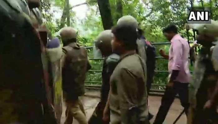 सबरीमाला मंदिर: बिना दर्शन प्रवेश द्वार से लौटीं दोनों महिलाएं, पुलिस ने कहा था- 'हालात ठीक नहीं' सबरीमाला मंदिर: बिना दर्शन प्रवेश द्वार से लौटीं दोनों महिलाएं, पुलिस ने कहा था- 'हालात ठीक नहीं'