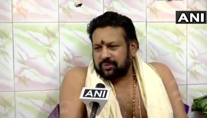 सबरीमाला: मुख्य पुजारी बोले- 'महिलाओं ने मंदिर में प्रवेश किया, तो ताला लगा देंगे', IG दिखे बेबस सबरीमाला: मुख्य पुजारी बोले- 'महिलाओं ने मंदिर में प्रवेश किया, तो ताला लगा देंगे', IG दिखे बेबस