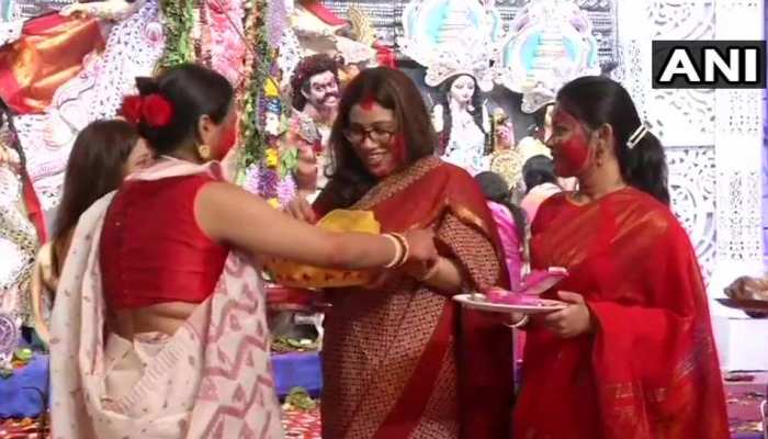 दशहरा 2018: दशमी पर जमकर खेला जाता है 'सिंदूर', बंगाल में कुछ ऐसे मनाया जाता है ये त्योहार दशहरा 2018: दशमी पर जमकर खेला जाता है 'सिंदूर', बंगाल में कुछ ऐसे मनाया जाता है ये त्योहार