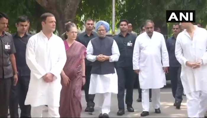 राहुल, मनमोहन और सोनिया ने एनडी तिवारी के घर पहुंचकर दी श्रद्धांजलि राहुल, मनमोहन और सोनिया ने एनडी तिवारी के घर पहुंचकर दी श्रद्धांजलि