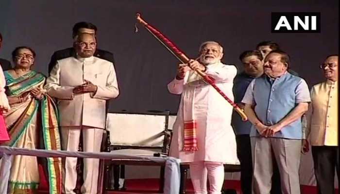 VIDEO : रामलीला मैदान में पीएम मोदी ने चलाया बाण, बुराई के प्रतीक रावण का हुआ अंत VIDEO : रामलीला मैदान में पीएम मोदी ने चलाया बाण, बुराई के प्रतीक रावण का हुआ अंत