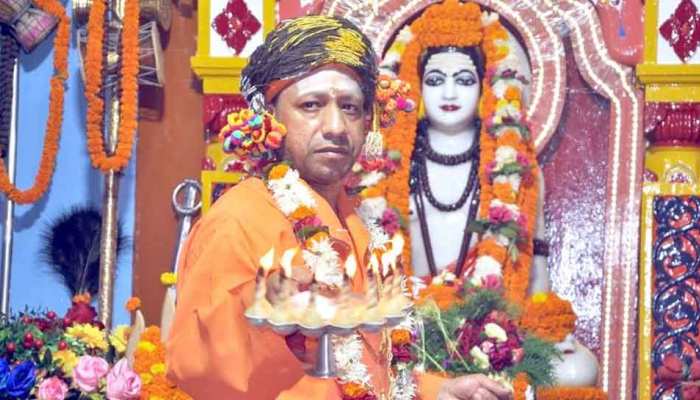 सीएम योगी ने गोरखनाथ मंदिर में विजयादशमी मनाई, कहा- उनके चरित्र से सीखने की जरूरत सीएम योगी ने गोरखनाथ मंदिर में विजयादशमी मनाई, कहा- उनके चरित्र से सीखने की जरूरत