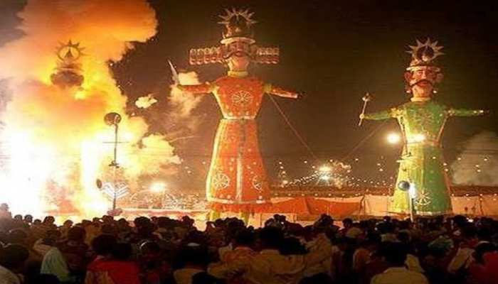 परेशान पतियों का दशहरे पर फूटा दर्द, रावण की जगह इस राक्षसी का फूंका पुतला परेशान पतियों का दशहरे पर फूटा दर्द, रावण की जगह इस राक्षसी का फूंका पुतला