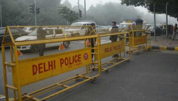 दिल्ली : दुर्गा मूर्ति विसर्जन जुलूस में एक समूह के हिंसक होने से आठ पुलिसकर्मी घायल दिल्ली : दुर्गा मूर्ति विसर्जन जुलूस में एक समूह के हिंसक होने से आठ पुलिसकर्मी घायल