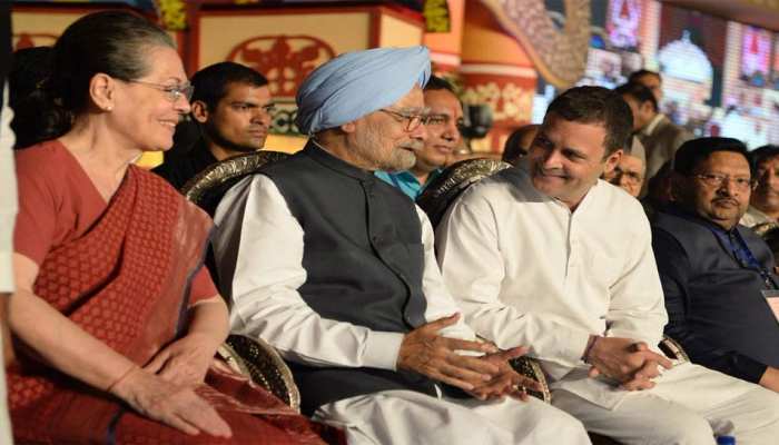 दिल्ली: मनमोहन सिंह, राहुल और सोनिया गांधी ने दशहरा उत्सव में लिया हिस्सा दिल्ली: मनमोहन सिंह, राहुल और सोनिया गांधी ने दशहरा उत्सव में लिया हिस्सा