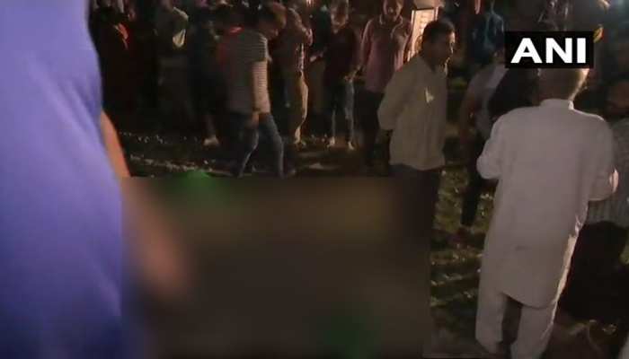 अमृतसर रेल हादसा: लोग बनाते रह गए वीडियो और सेल्फी, 'मौत एक्सप्रेस' आई और हो गया 'नरसंहार' अमृतसर रेल हादसा: लोग बनाते रह गए वीडियो और सेल्फी, 'मौत एक्सप्रेस' आई और हो गया 'नरसंहार'