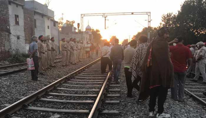 अमृतसर ट्रेन हादसे के बाद ये ट्रेनें हुईं रद्द, इन ट्रेनों का रूट हुआ डाइवर्ट अमृतसर ट्रेन हादसे के बाद ये ट्रेनें हुईं रद्द, इन ट्रेनों का रूट हुआ डाइवर्ट