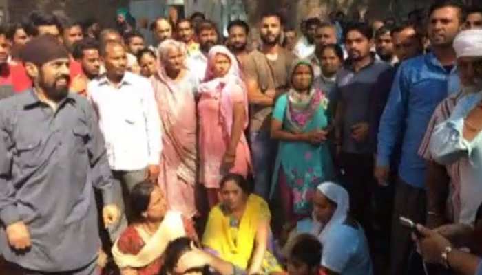 रेल हादसे से नाराज स्थानीय लोगों की धमकी, "इंसाफ न मिलने तक इस रूट पर नहीं चलने देंगे ट्रेन" रेल हादसे से नाराज स्थानीय लोगों की धमकी, "इंसाफ न मिलने तक इस रूट पर नहीं चलने देंगे ट्रेन"