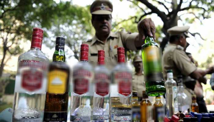 शराब लेकर भाग रहा युवक हुआ दुर्घटनाग्रस्त, पुलिस ने कराया अस्पताल में भर्ती शराब लेकर भाग रहा युवक हुआ दुर्घटनाग्रस्त, पुलिस ने कराया अस्पताल में भर्ती