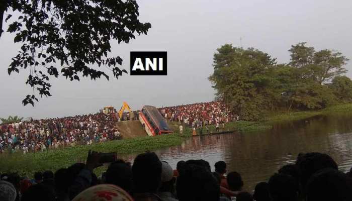 असम में हुई भीषण बस दुर्घटना, सात लोगों की मौत, 20 से ज्यादा घायल असम में हुई भीषण बस दुर्घटना, सात लोगों की मौत, 20 से ज्यादा घायल