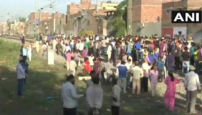 अमृतसर रेल हादसा: यूपी और बिहार से आए थे पैसा कमाने, हादसे ने ले ली जान अमृतसर रेल हादसा: यूपी और बिहार से आए थे पैसा कमाने, हादसे ने ले ली जान