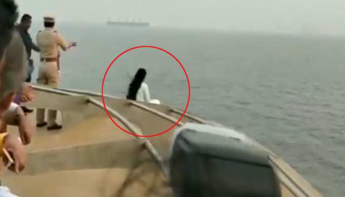VIDEO: सेल्फी की खातिर खतरे की खिलाड़ी बनीं CM फडणवीस की पत्नी, अफसरों के फूले हाथ-पांव VIDEO: सेल्फी की खातिर खतरे की खिलाड़ी बनीं CM फडणवीस की पत्नी, अफसरों के फूले हाथ-पांव