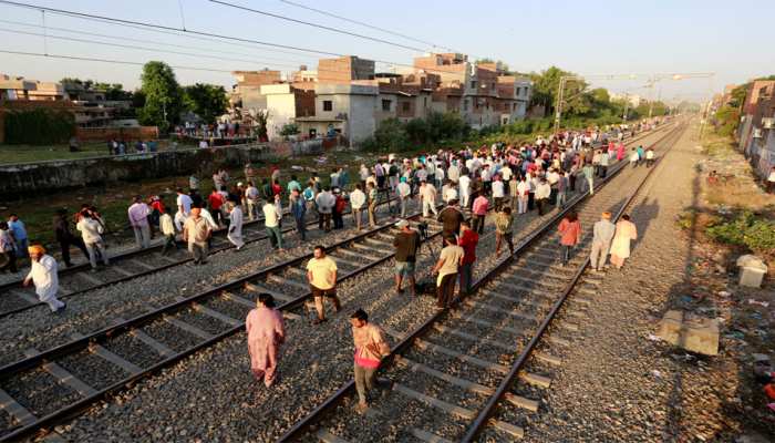 अमृतसर रेल हादसा: पटरियों से हटाए गए प्रदर्शनकारी, 40 घंटे बाद बहाल हुई ट्रेन सेवाएं अमृतसर रेल हादसा: पटरियों से हटाए गए प्रदर्शनकारी, 40 घंटे बाद बहाल हुई ट्रेन सेवाएं