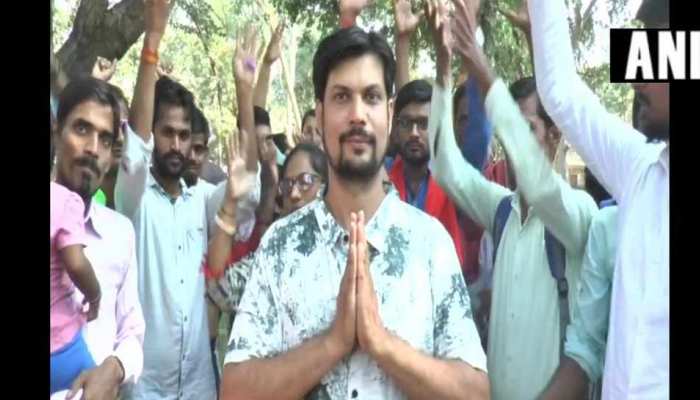 चुनाव में मूक-बधिरों की आवाज बनेंगे संदीप शुक्ला, इंफोसिस में 12 लाख की नौकरी छोड़ ठोकेंगे ताल चुनाव में मूक-बधिरों की आवाज बनेंगे संदीप शुक्ला, इंफोसिस में 12 लाख की नौकरी छोड़ ठोकेंगे ताल