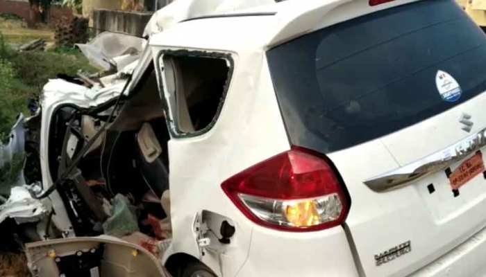 UP: सड़क किनारे खड़ी ट्रक में जा घुसी तेज रफ्तार कार, 4 नेपाली नागरिकों की मौत, 3 घायल UP: सड़क किनारे खड़ी ट्रक में जा घुसी तेज रफ्तार कार, 4 नेपाली नागरिकों की मौत, 3 घायल