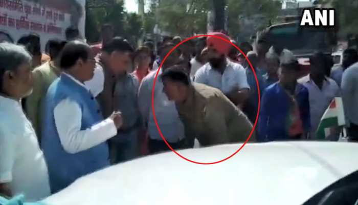 VIDEO : बीच सड़क CM योगी के मंत्री महाना के पैरों पर गिर गया पुलिसकर्मी, ये था कारण VIDEO : बीच सड़क CM योगी के मंत्री महाना के पैरों पर गिर गया पुलिसकर्मी, ये था कारण