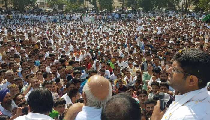 हरियाणा: इनेलो दो फाड़ होने की ओर, ओमप्रकाश चौटाला के गढ़ में पोते ने दिखाई ताकत हरियाणा: इनेलो दो फाड़ होने की ओर, ओमप्रकाश चौटाला के गढ़ में पोते ने दिखाई ताकत