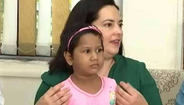 एक साल पहले रास्ते पर छोड़ कर चली गई थी सगी मां, अब 'स्पेन की मां' ने अपनाया एक साल पहले रास्ते पर छोड़ कर चली गई थी सगी मां, अब 'स्पेन की मां' ने अपनाया