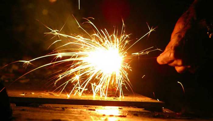 दिवाली, क्रिसमस और नए साल पर फोड़ना चाहते हैं पटाखे तो जान लें ये 5 शर्तें दिवाली, क्रिसमस और नए साल पर फोड़ना चाहते हैं पटाखे तो जान लें ये 5 शर्तें