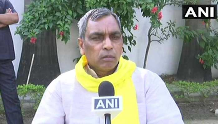 योगी के मंत्री का गिरिराज सिंह पर निशाना, कहा- 'हिम्मत है तो लाल किले का नाम बदल दें' योगी के मंत्री का गिरिराज सिंह पर निशाना, कहा- 'हिम्मत है तो लाल किले का नाम बदल दें'