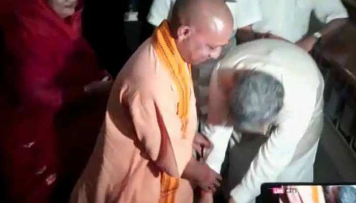 VIDEO : जब रमन सिंह ने अपने से 20 साल छोटे योगी आदित्यनाथ के दो बार छुए पैर VIDEO : जब रमन सिंह ने अपने से 20 साल छोटे योगी आदित्यनाथ के दो बार छुए पैर