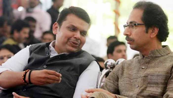 शिवसेना को साथ रखने के लिए CM फडणवीस ने फेंका पासा, क्या कबूल करेंगे उद्धव? शिवसेना को साथ रखने के लिए CM फडणवीस ने फेंका पासा, क्या कबूल करेंगे उद्धव?