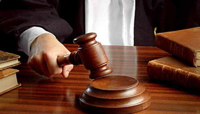 छात्राओं से टीचर कहता था 'किन ख्यालों में खोई हो...', हाईकोर्ट ने किया बरी छात्राओं से टीचर कहता था 'किन ख्यालों में खोई हो...', हाईकोर्ट ने किया बरी