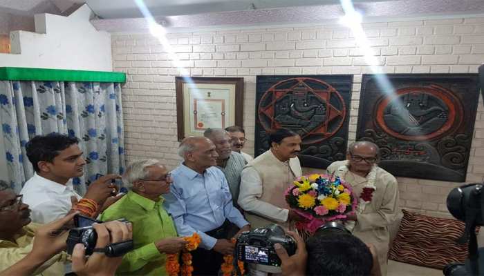 केंद्रीय मंत्री महेश शर्मा ने मूर्तिकार राम वन्जी सुतार को टैगोर पुरस्कार से नवाजा केंद्रीय मंत्री महेश शर्मा ने मूर्तिकार राम वन्जी सुतार को टैगोर पुरस्कार से नवाजा