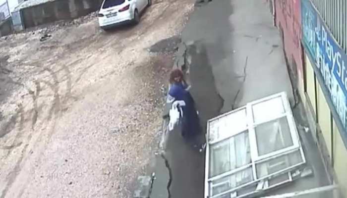 VIDEO: फुटपाथ पर चल रही महिलाओं के पैरों के नीचे से खिसक गई जमीन, देखिए आगे क्या हुआ VIDEO: फुटपाथ पर चल रही महिलाओं के पैरों के नीचे से खिसक गई जमीन, देखिए आगे क्या हुआ