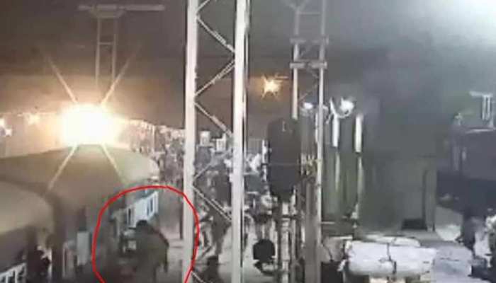 VIDEO: चलती ट्रेन-प्लेटफॉर्म के बीच फंस गया युवक, RPF जवानों ने फिर ऐसे बचाई जान VIDEO: चलती ट्रेन-प्लेटफॉर्म के बीच फंस गया युवक, RPF जवानों ने फिर ऐसे बचाई जान
