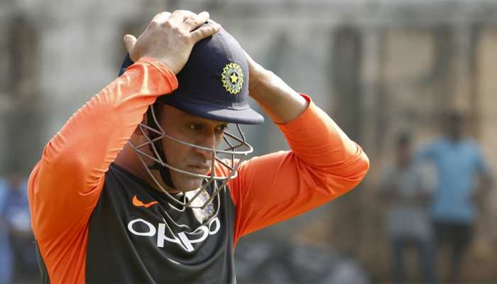 टी-20 से ड्रॉप हुए महेंद्र सिंह धोनी, फैन्स ने कहा- माही के लिए तो टिकट लेकर स्टेडियम आते हैं टी-20 से ड्रॉप हुए महेंद्र सिंह धोनी, फैन्स ने कहा- माही के लिए तो टिकट लेकर स्टेडियम आते हैं