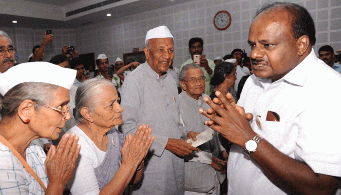 फिर भावुक हुए कर्नाटक के CM कुमारस्वामी, 'मैं लोगों की सेवा करने के लिए जिंदा हूं' फिर भावुक हुए कर्नाटक के CM कुमारस्वामी, 'मैं लोगों की सेवा करने के लिए जिंदा हूं'
