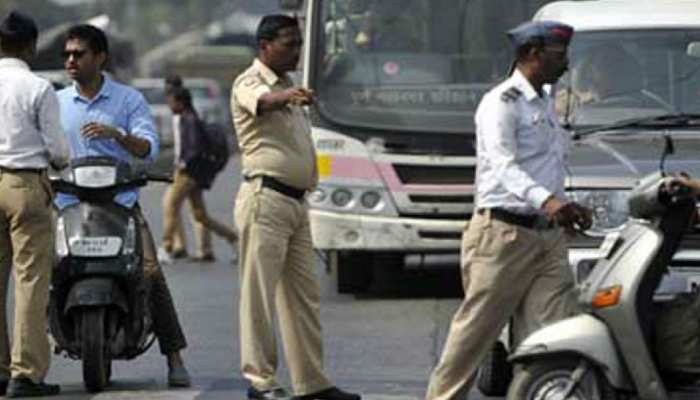 रांची: एक्शन में आई पुलिस, बिना हेलमेट-लाइसेंस के गाड़ी चला रहे लोगों पर कस रही लगाम रांची: एक्शन में आई पुलिस, बिना हेलमेट-लाइसेंस के गाड़ी चला रहे लोगों पर कस रही लगाम