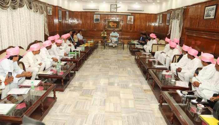 झारखंडः सीएम रघुवर दास ने 21 किसानों को किया इजराइल रवाना, सीखेंगे कृषि तकनीक झारखंडः सीएम रघुवर दास ने 21 किसानों को किया इजराइल रवाना, सीखेंगे कृषि तकनीक