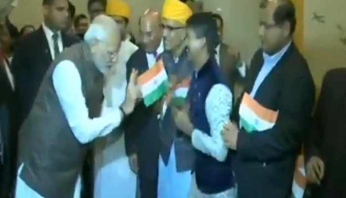 VIDEO: जापान में मना करते रहे पीएम मोदी फिर भी लोग स्वागत में छूते रहे उनके पैर VIDEO: जापान में मना करते रहे पीएम मोदी फिर भी लोग स्वागत में छूते रहे उनके पैर